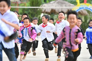 Ðội viên, thiếu nhi Trường tiểu học Lóng Luông (xã Lóng Luông, huyện Vân Hồ, tỉnh Sơn La) trong giờ hoạt động ngoại khóa. 