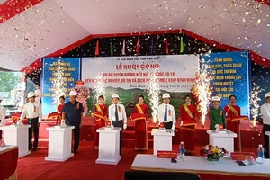 Các lãnh đạo Ủy ban nhân dân tỉnh Bình Định bấm nút khởi công dự án.