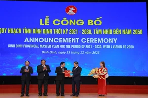 Phó Thủ tướng Chính phủ Lê Minh Khái trao Quyết định Quy hoạch tỉnh Bình Định thời kỳ 2021-2030, tầm nhìn năm 2050 cho các lãnh đạo tỉnh.
