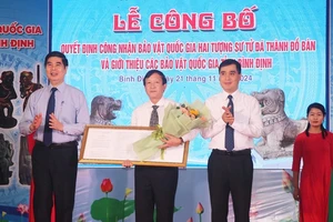 Ông Tạ Xuân Chánh, Giám đốc Sở Văn hóa và Thể thao nhận Quyết định công nhận hai bảo vật quốc gia.