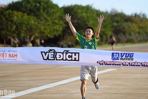 Niềm vui của vận động viên cán đích đầu tiên trong giải chạy "Vì Trường Sa thân yêu".
