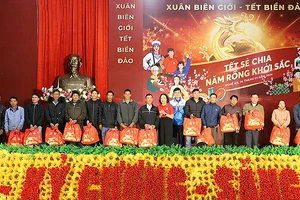 Đồng chí Bùi Quang Huy (thứ 7 từ phải sang) cùng đại diện các đơn vị liên quan trao quà Tết tặng các hộ gia đình có hoàn cảnh khó khăn.