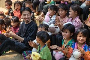 Nguyễn Đức Cường (ca sĩ Đen Vâu) cùng các em nhỏ vùng cao trong một chuyến thiện nguyện. 