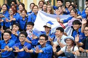 Sinh viên tình nguyện trong khuôn khổ chương trình "Tiếp sức mùa thi" năm 2023.