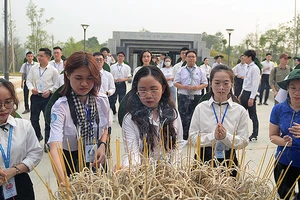 Đoàn Hành trình "Sinh viên với khát vọng non sông" tưởng niệm các liệt sĩ Điện Biên Phủ
