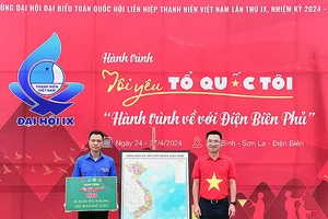 Đồng chí Nguyễn Tường Lâm (bên phải) trao bản đồ Tổ quốc tặng đại diện tuổi trẻ Hòa Bình.