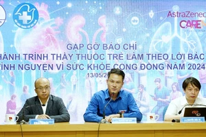 Phó Chủ tịch Thường trực Hội Liên hiệp Thanh niên Việt Nam Nguyễn Kim Quy (áo xanh) thông tin về Hành trình. 