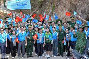 Đoàn đại biểu Hành trình "Sinh viên với khát vọng non sông" hành quân lên Cột mốc số 0 A Pa Chải (xã Sín Thầu, huyện Mường Nhé, tỉnh Điện Biên".