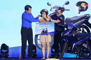 Bí thư Trung ương Đoàn Ngô Văn Cương và Tổng Giám đốc TCPVN Nguyễn Thanh Huân trao giải chiếc xe máy giải đặc biệt chương trình bốc thăm trúng thưởng tặng nữ thanh niên công nhân may mắn. 