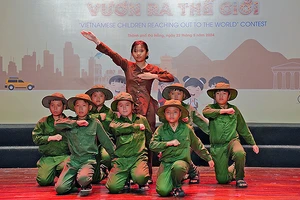 Các thí sinh "nhí" thể hiện hình tượng Bà mẹ Việt Nam Anh hùng Lê Thị Dảnh (tức Mẹ Nhu) và 7 Dũng sĩ Thanh Khê.