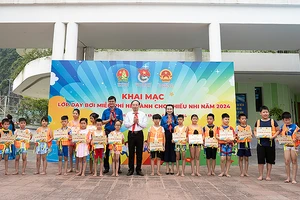 Các đồng chí Nguyễn Xuân Ký, Bùi Quang Huy, Nguyễn Phạm Duy Trang trao quà, áo phao và khóa dạy bơi miễn phí tặng thiếu nhi địa phương hoàn cảnh khó khăn.