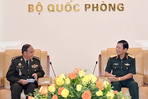 Thượng tướng Nguyễn Tân Cương (bên phải) trao đổi ý kiến với Đại tướng Mao Sophan tại buổi tiếp.