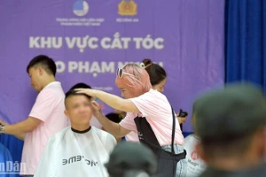 Tình nguyện viên Hội Tóc Hải Phòng cắt tóc cho các phạm nhân trong khuôn khổ chương trình.