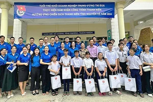 Đoàn viên, thanh niên Khối Doanh nghiệp Trung ương trao quà tặng thiếu nhi hoàn cảnh khó khăn trong khuôn khổ các chương trình tình nguyện hè năm nay.