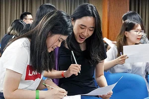Sinh viên hào hứng tham gia các trò chơi tương tác và gắn kết tại sự kiện Pre-Departure Briefing năm 2023 tại Thủ đô Hà Nội.