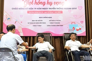 Bộ trưởng Nguyễn Văn Thắng (bên phải) cùng cán bộ, người lao động Bộ Giao thông vận tải hiến máu tình nguyện tại chương trình.