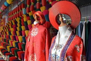 Một cửa hàng bán hương truyền thống tại làng nghề Thủy Xuân mở dịch vụ cho thuê cổ phục để khách thập phương lưu giữ những khoảnh khắc đáng nhớ tại Cố đô Huế.
