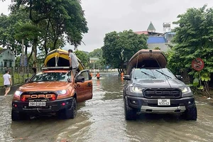 Phương tiện của các tình nguyện viên tiến vào vùng lũ.