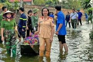 Chiến sĩ công an làm bánh, vượt lũ mang "Mùa trăng ý nghĩa" đến với thiếu nhi