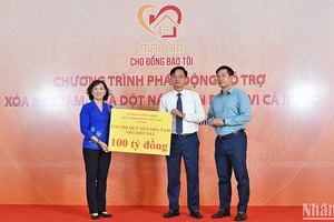 Các cơ quan, tổ chức, cá nhân, nhà hảo tâm trong và ngoài nước trao kinh phí ủng hộ trước chương trình.