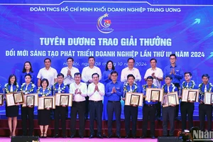 Đại diện lãnh đạo Đảng ủy Khối Doanh nghiệp Trung ương, Trung ương Đoàn và các đơn vị liên quan cùng 10 tác giả, đại diện nhóm tác giả có công trình xuất sắc giành Giải thưởng.