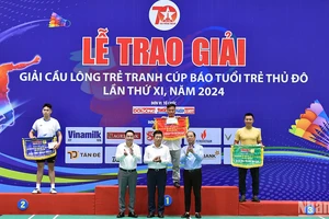 Đại diện Ban tổ chức trao các giải toàn đoàn tại buổi lễ bế mạc.