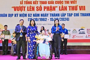 Bí thư Trung ương Đoàn, Chủ tịch Hội Đồng đội Trung ương Nguyễn Phạm Duy Trang (hàng đầu, bên phải) trao giải đặc biệt của Cuộc thi tặng tác giả Nguyễn Phương Thúy với tác phẩm "Tin vào những điều tốt đẹp".