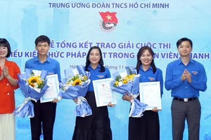 Bí thư Trung ương Đoàn, Chủ tịch Hội Sinh viên Việt Nam Nguyễn Minh Triết (ngoài cùng bên phải) và đại diện các đơn vị liên quan trao giải chung cuộc tặng 3 thí sinh có tổng điểm 12 tuần thi cao nhất.