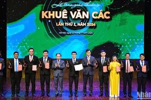 Phó Trưởng Ban Thường trực Ban Dân vận Trung ương Phạm Tất Thắng và Bí thư thứ nhất Trung ương Đoàn Bùi Quang Huy (lần lượt thứ 5 và 7 từ trái sang) trao Giải thưởng Khuê Văn Các lần thứ nhất tặng 9 nhà khoa học trẻ xuất sắc.