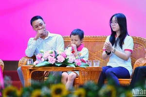 Lê Hà Minh Anh (ngồi giữa) và bố của em tại Liên hoan.