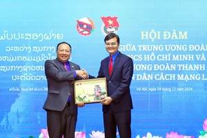 Bí thư thứ nhất Trung ương Đoàn Thanh niên Cộng sản Hồ Chí Minh Bùi Quang Huy (bên trái) trao quà lưu niệm tặng Bí thư Trung ương Đoàn Thanh niên Nhân dân Cách mạng Lào Monexay Laomoaxong trong khuôn khổ buổi Hội đàm.