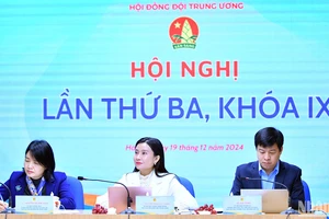 Bí thư Trung ương Đoàn, Chủ tịch Hội đồng Đội Trung ương Nguyễn Phạm Duy Trang (giữa) và đại diện các đơn vị liên quan điều hành Hội nghị.