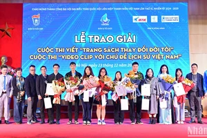 Đại diện Ban tổ chức và các đơn vị liên quan cùng những tác giả giành giải của 2 cuộc thi.