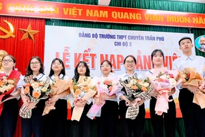 Các học sinh tiêu biểu của Trường THPT chuyên Trần Phú được kết nạp vào Đảng.