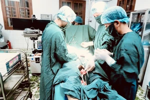 Các y, bác sĩ Trung tâm Y tế quân dân y huyện đảo Bạch Long Vĩ thực hiện ca phẫu thuật bệnh nhân chửa ngoài tử cung nguy cơ vỡ.