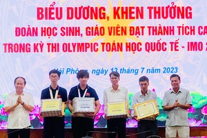 Lãnh đạo Thành ủy, Ủy ban nhân dân thành phố Hải Phòng trao Bằng khen và phần thưởng tặng 2 học sinh và 2 giáo viên có học sinh đoạt giải.