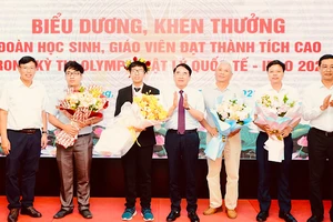 Lãnh đạo thành phố Hải Phòng biểu dương, khen thưởng giáo viên và học sinh Nguyễn Tuấn Dương (áo đen) xuất sắc giành Huy chương Bạc Olympic Vật lý quốc tế.