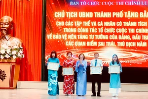 Trao Bằng khen của Chủ tịch Ủy ban nhân dân thành phố Hải Phòng tặng các cá nhân có thành tích xuất sắc trong cuộc thi.