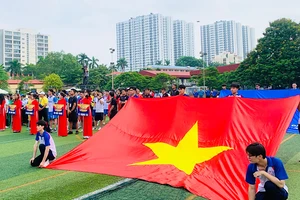 Chào cờ trong lễ khai mạc Giải vô địch bóng đá công nhân toàn quốc năm 2023.