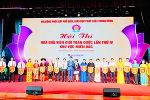 Ban tổ chức trao cờ lưu niệm tặng các đội tham gia Hội thi Hòa giải viên giỏi toàn quốc khu vực phía bắc.