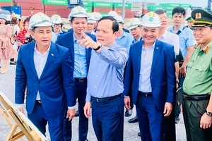 Phó Thủ tướng Trần Lưu Quang cùng đoàn công tác thị sát tại khu vực cảng biển Hải Phòng.