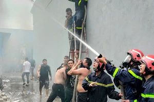 Lực lượng Phòng cháy, chữa cháy và cứu nạn, cứu hộ nỗ lực dập lửa tại nhà kho chứa giày, dép.