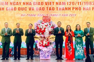 Lãnh đạo thành phố trao lẵng hoa của Thành ủy, Hội đồng nhân dân, Ủy ban nhân dân, Ủy ban Mặt trận Tổ quốc thành phố, tặng đội ngũ cán bộ, giáo viên ngành giáo dục, đào tạo Hải Phòng.