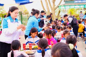 Tuổi trẻ Hải Phòng tổ chức chương trình Bữa ăn cho em tại Trường Phổ thông Dân tộc Bán trú - Tiểu học Xam Măn, xã Keo Lôm (huyện Điện Biên Đông).