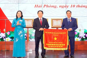 Phó Chủ tịch nước Võ Thị Ánh Xuân trao Cờ thi đua đơn vị dẫn đầu phong trào thi đua yêu nước năm 2022 của Chính phủ tặng thành phố Hải Phòng.