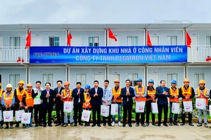 Bí thư Thành ủy Hải Phòng cùng các đồng chí lãnh đạo thành phố Hải Phòng trao quà Tết tặng công nhân lao động trên công trường xây dựng nhà ở công nhân.