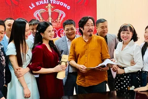 Lãnh đạo Sở Văn hóa và Thể thao Hải Phòng cùng đạo diễn Bùi Như Lai và ekip sáng tạo trao đổi về vở diễn.