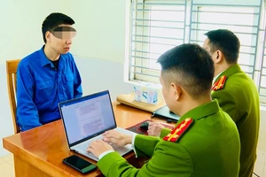 Đối tượng Phạm Thành Dương tại cơ quan công an quận Hải An. (Ảnh do cơ quan công an cung cấp)