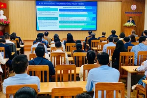 Hội thảo “Khu kinh tế ven biển phía nam-Động lực mới cho phát triển kinh tế Hải Phòng” tại Trường đại học Hàng hải Việt Nam.