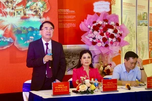 Phó Chủ tịch thành phố Hải Phòng Lê Khắc Nam giới thiệu về Lễ hội Hoa phượng đỏ tại Hà Nội.
